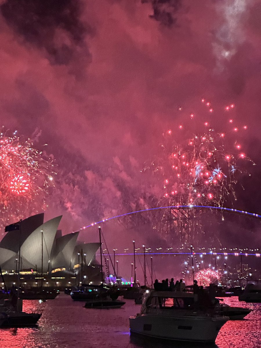 ooscaarcl's tweet image. La vida merece ser iluminada con alegría y propósito✨💞🎆