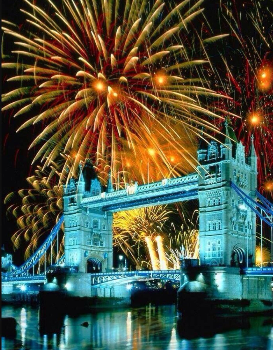 _Estiilos's tweet photo. #Londres ya recibió el 2025 y como siempre ¡impactante! 😍😍😍😍
#happynewyear2025 https://t.co/leCyeToCXf