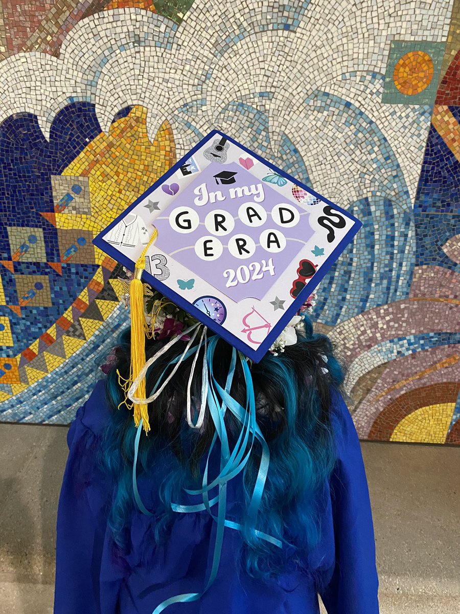 makaelathefrog's tweet photo. i’m officially in my college grad era!! 2 weeks ago i graduated summa cum laude with a bachelor of science in mathematics and a computer science minor 🎓🦈🌺👩🏻‍🎓 https://t.co/wYkqN29HLn