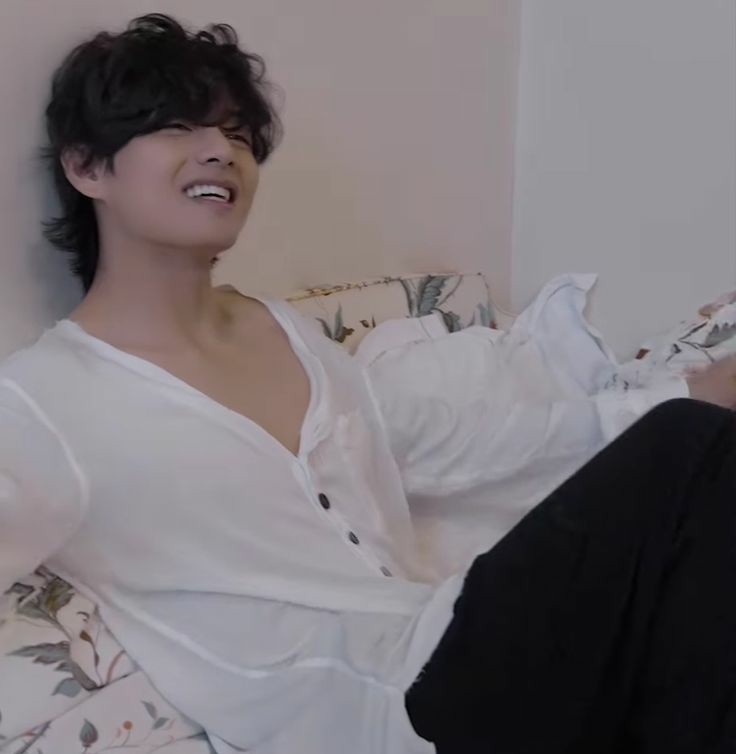 Happy New Year, to all my X followers, may this year 2025 make all your dreams come true 💫🥂✨✨✨

#TAEHYUNG #Tae #Vbts