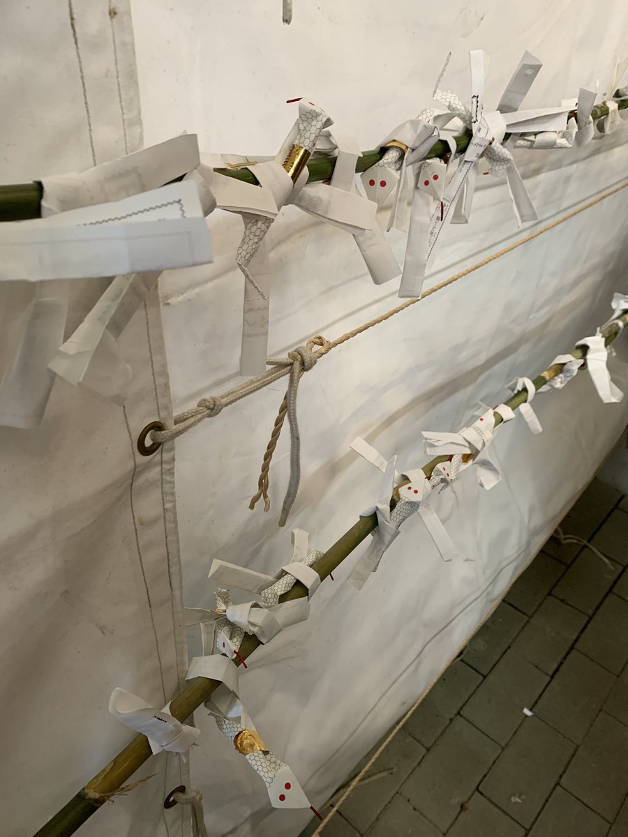 明けましておめでとうございます🌅
蛇が奉られている神社に行きました🐍
おみくじの結果がなかなかにひどいので地道に努力して神に認めてもらいたい😇
今年もよろしくお願いします！