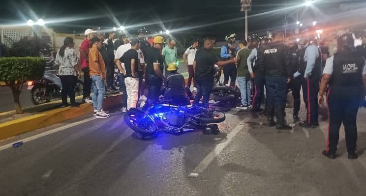 ¡ Choque de motos en la Av. Francisco de Miranda, deja a una señora y a dos jóvenes gravemente heridos ! #CaroraTVNoticias