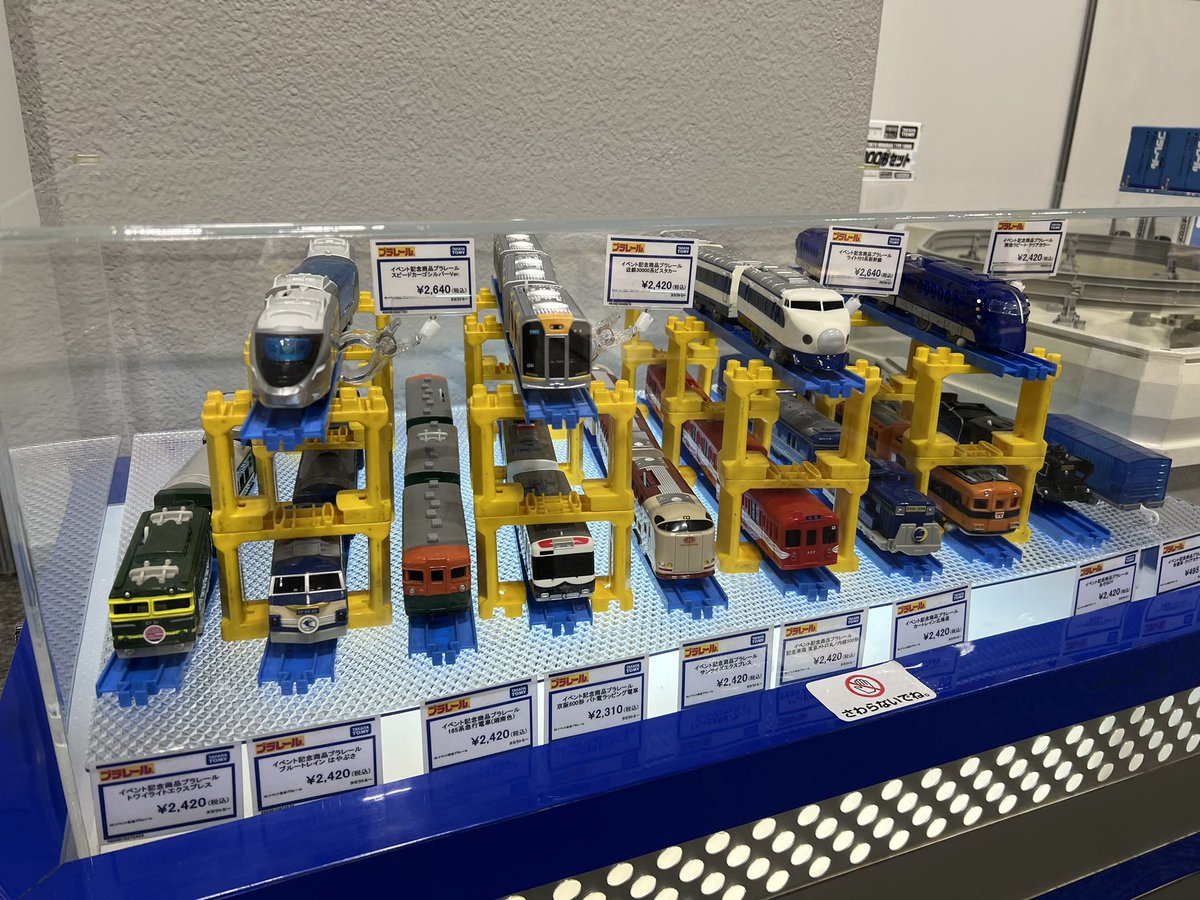 イベント記念品コーナー…に、しれっと混ざるご当地アイテムの阪神電車