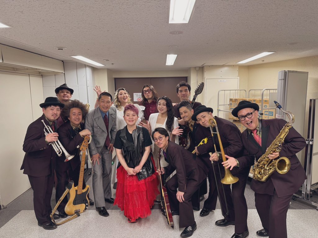 bowcanshakayooo's tweet photo. 大晦日はももいろ歌合戦でアヤ・シマヅさんのコーラスさせて頂きました✨️

傲慢になること無く日々のちいさな感謝や喜びに気づける自分であることを忘れずに、、今後も邁進して参りたいと思います✨️
2024ご一緒して頂いた皆様には本当に感謝しかありません。

本年もよろしくお願い致します🐍❤️‍🔥 https://t.co/XRXBQjOo0b