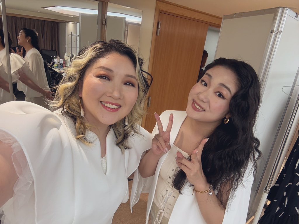 bowcanshakayooo's tweet photo. 大晦日はももいろ歌合戦でアヤ・シマヅさんのコーラスさせて頂きました✨️

傲慢になること無く日々のちいさな感謝や喜びに気づける自分であることを忘れずに、、今後も邁進して参りたいと思います✨️
2024ご一緒して頂いた皆様には本当に感謝しかありません。

本年もよろしくお願い致します🐍❤️‍🔥 https://t.co/XRXBQjOo0b