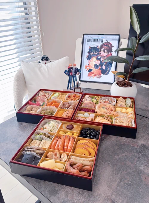 あけましておめでとうございます今年のおせちめっちゃでかい 