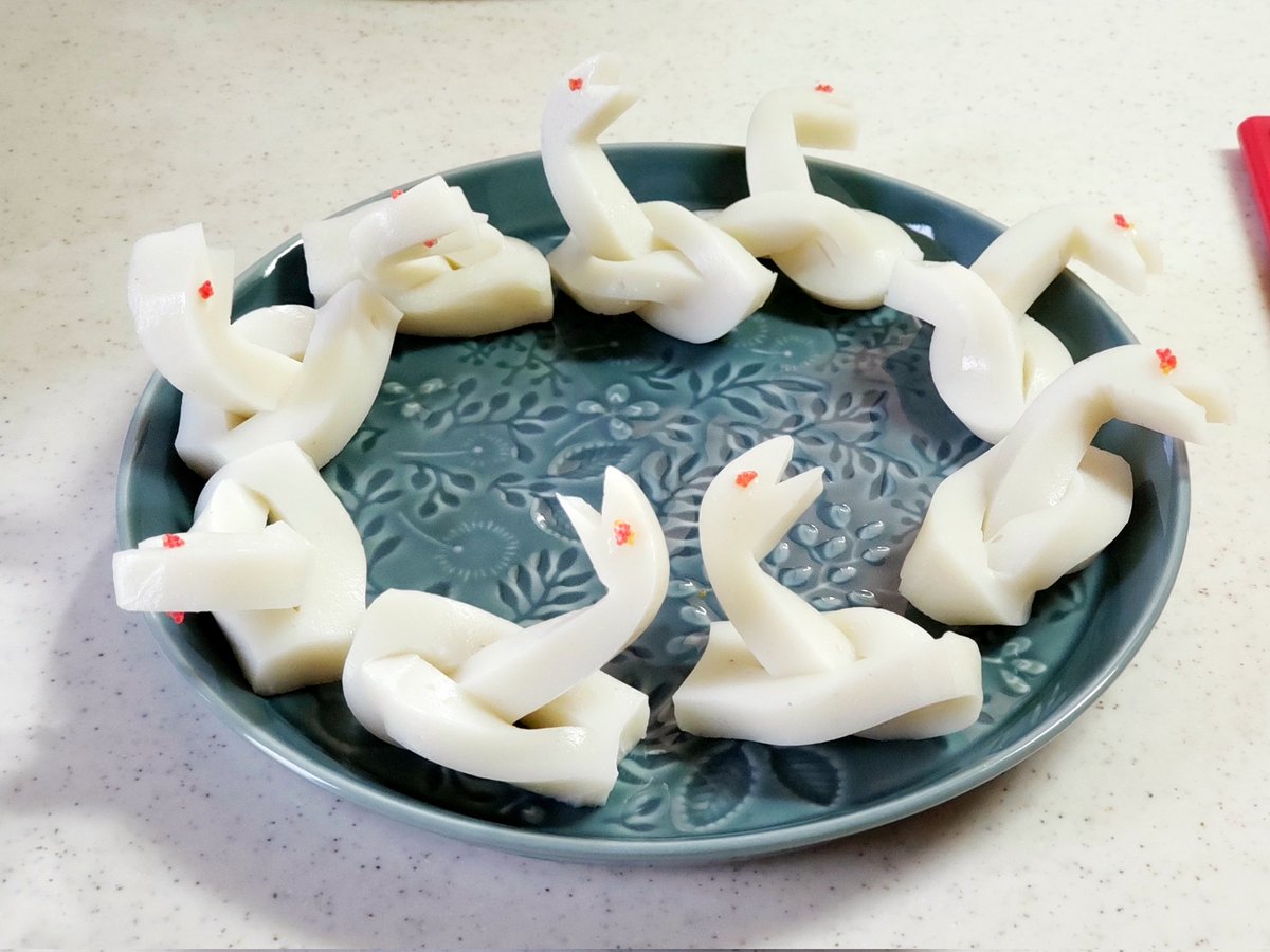 小林佑玖 Tasuku (@task__1009) on Twitter photo 明けましておめでとうございます🎍
弟がおせちのかまぼこ飾りを作ったら、全部かぶら丸でした😂
今年の鬼滅愛も熱いです!
本年も何卒よろしくお願いします。
#鏑丸
#鬼滅の刃
#紅かまぼこはほったらかし 明けましておめでとうございます🎍
弟がおせちのかまぼこ飾りを作ったら、全部かぶら丸でした😂
今年の鬼滅愛も熱いです!
本年も何卒よろしくお願いします。
#鏑丸
#鬼滅の刃
#紅かまぼこはほったらかし