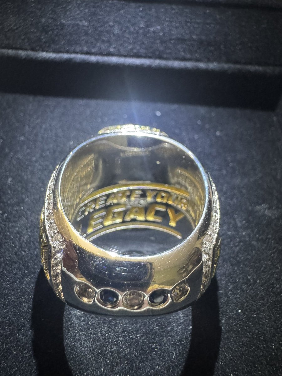 LadueRamsTrack's tweet image. To honor our program’s rich history….
5 palm stones=5 state titles ‘03, ‘05, ‘09, (2x blue stones for ‘24). Inside is our motto “Create Your Legacy”, a logo that hangs outside our locker rooms to remind athletes everyday what they are a part of & the standards they must meet.