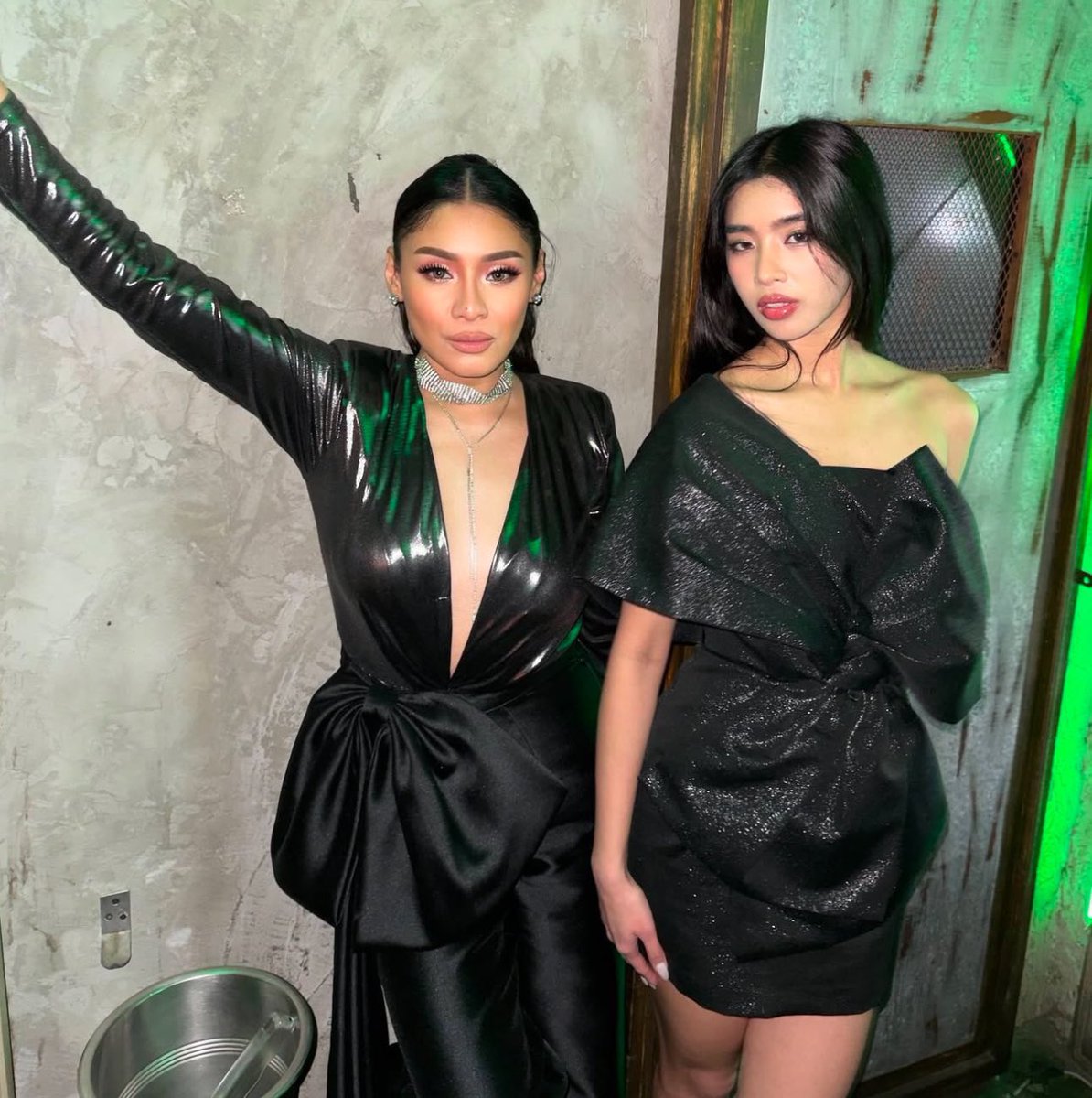 NewsKatseye's tweet photo. Sophia and her mom serve enough face economy to fund luigi Mangione’s release from jail in a newly shared image.

#KATSEYE @katseyeworld https://t.co/kBC0EdPyu6