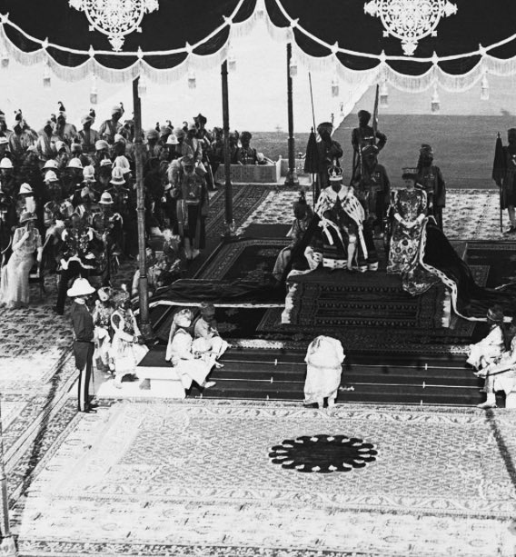 Shrimant_Peshwa's tweet photo. 1 जनवरी का #अवैध_दिवस !!

अगर कोई भारतीय मुश्रीम 14 अगस्त को स्वतंत्रता दिवस मनाए तो कट्टर हौंडा उसे क्या कहेंगे ? अगर कोई मुश्रीम पाकिस्तान के जीतने पर पटाखे फोड़े तो कट्टर हिन्दू उसे क्या कहते है ? 

बस आज इन्ही कट्टर झट्टर हिंदुओ पर मेरी नजर रहेगी कि इनकी नजर ठीक है या नजर का चश्मा लग चुका है इन्हें ।

हे वैदिक वर्णाश्रम धर्म वाले हिंदुओ ;

आज अपनी नजर खुली रखिये , आज आपको ब्रिटिश ईसाइयों की बहुत सी अवैध संताने नजर आ जाएगी जो कि आज अपने आका के प्रति या अवैध पूर्वजो के प्रति किये गए सहयोग को स्मरण करेंगे व गौर्वांगित महसूस करेंगे ।

आज वो इसमे गौर्वांगित महसूस करेंगे कि उनके पूर्वजो ने जयचंद बनकर ब्रिटिश ईसाईयो का सहयोग किया और इस देश के लिए लड़ने वालों का गला काटा था । आज वो अपनी गद्दारी का खुला जश्न बनायेंगे की उनके सहयोग से यह देश गुलाम हुआ । 

भीमा #कोरेगांव और बाबूपुर #नैकहाई इस देश में दो फ़र्ज़ी कहानियों से जिंदा किए जा रहे युद्ध है ।

#चित्रकूटराजराजेश्वर #peshwaofchitrakoot #1857rebellion #चित्रकूट #पेशव #HappyNewYear2025 #1857rebellion