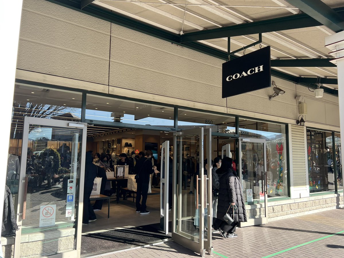 KANJAMNEWS's tweet photo. 長女が御殿場プレミアムアウトレットモールのCOACHで5日までインターンで働いております🙇🏻‍♂️
激混みでしたが、バーゲンでだいぶ安く記念に財布を買いました（ロゴがなければどこの財布かわからない😂）❗️
もし興味ありましたら、COACHにぜひお立ち寄りください👜 https://t.co/x2NdinfNmV