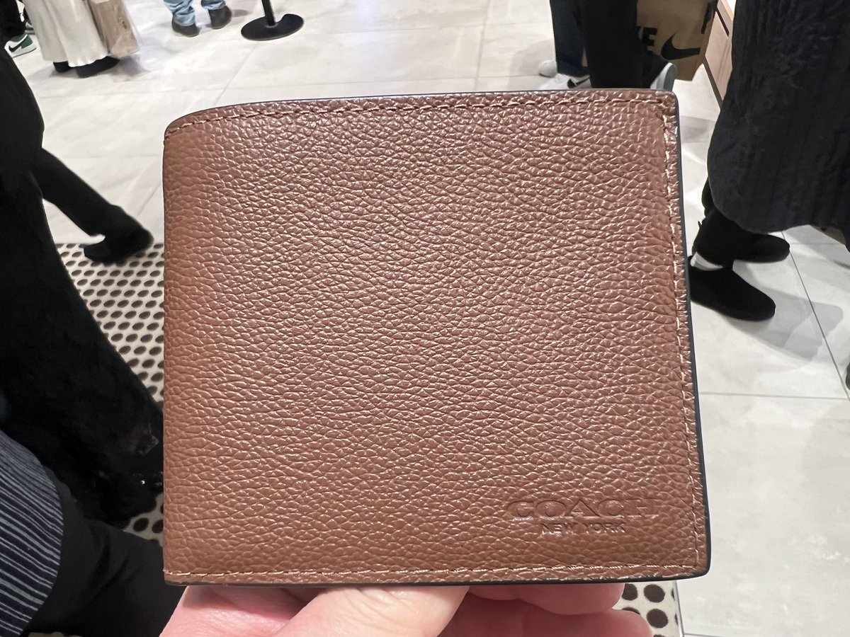 KANJAMNEWS's tweet photo. 長女が御殿場プレミアムアウトレットモールのCOACHで5日までインターンで働いております🙇🏻‍♂️
激混みでしたが、バーゲンでだいぶ安く記念に財布を買いました（ロゴがなければどこの財布かわからない😂）❗️
もし興味ありましたら、COACHにぜひお立ち寄りください👜 https://t.co/x2NdinfNmV