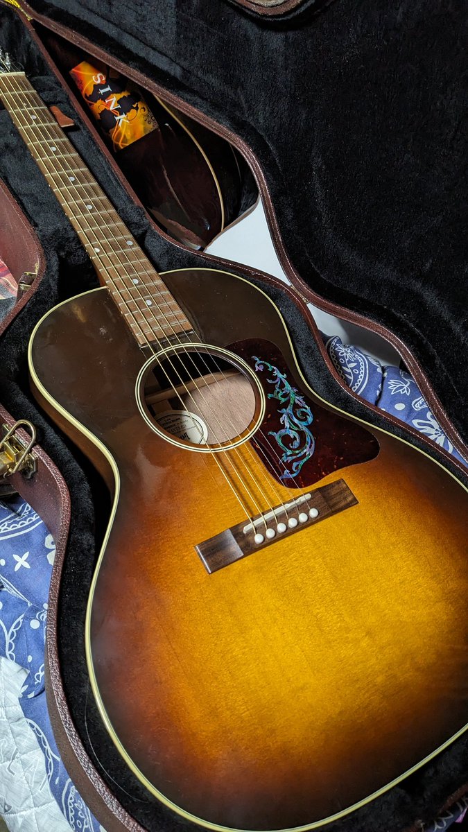 kai_sink's tweet photo. Gibson L-00 studio walnut✨️
はじめて買った憧れのギブソンギター♪(*´ω`*)
#マイギブソン
#gibson130
#l00 https://t.co/KoTrSg0ZNM