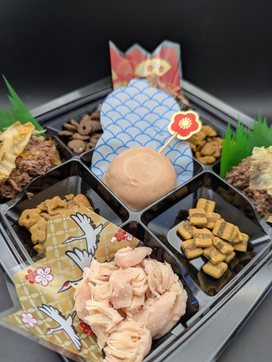 #おせち
🎍🌅🎍
うちの🐱ᩚにゃんこ用に
「おせち」作りました！
盛り付けただけだけど…
※食べさせる時にはバランと楊枝取ります