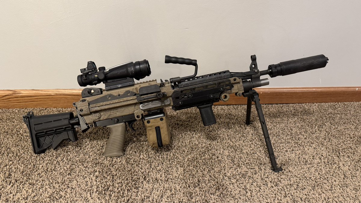 Nathan6750's tweet photo. My @FN_America M249S 😎🇺🇸 with topographical camo, @Trijicon ACOG M249 RCO, and topped off with one of the best suppressors on the market, the @silencerco VELOS LBP 556 👀 #fnm249s #m249 #fnamerica  #silencerco #VELOS https://t.co/52UhQsbWr1