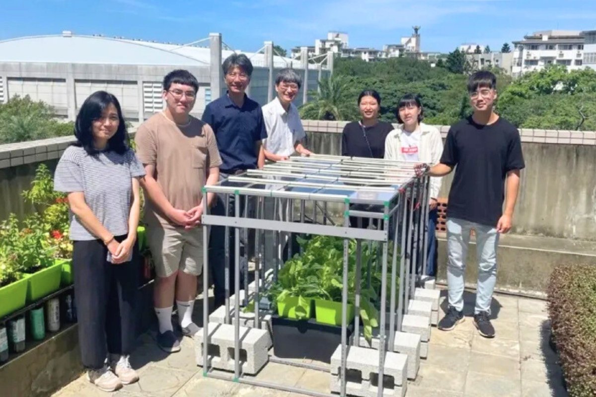 NYCU_official's tweet photo. 🌱Growing #Sustainability at #NYCU🌿
Prof. Jehng-Jung Kao’s team unveiled the “#DIYGreen Zero-Waste #Urban Farming System,” enabling rooftop or balcony farming with #recycled bottles. Minimal maintenance, zero food miles, & a step toward #NetZero emissions! 🌍✨
#ESG #Innovation https://t.co/Eyg3nipMyk