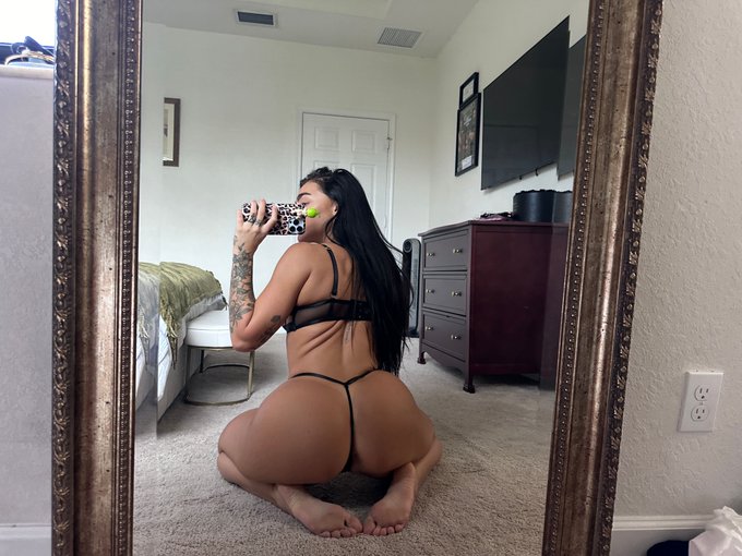 Watch Emily Rinaudo's leaked NSFW photo on TwXstars