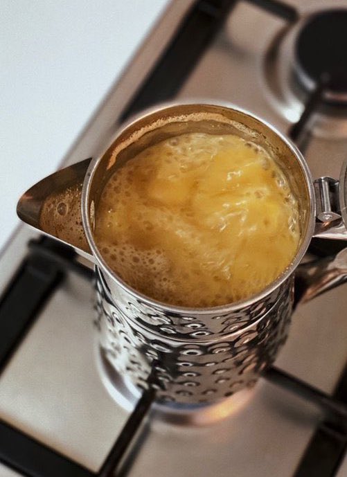 trend_foodh's tweet photo. ثريد .  

هنا افضل الوصفات للقهوه السعوديه  🤎☕️🇸🇦

عطونا ألذ قهوة سعودية او طريقة خلطة تسوونها نبي المنشن كله توصيات تروق المُخ : https://t.co/jH1kbhF51K