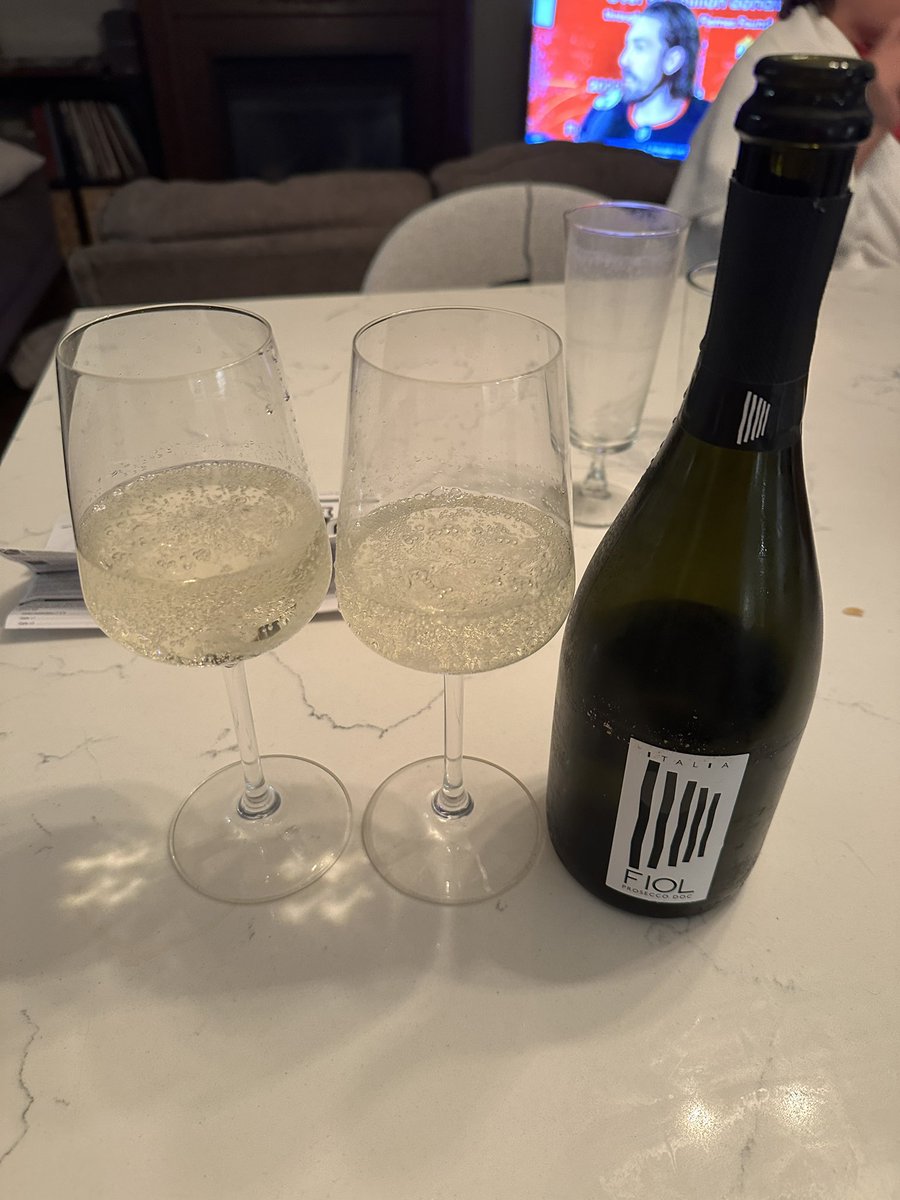 flying_steve's tweet image. Prosecco time. Happy New Year everyone. To better fortunes in 2025!