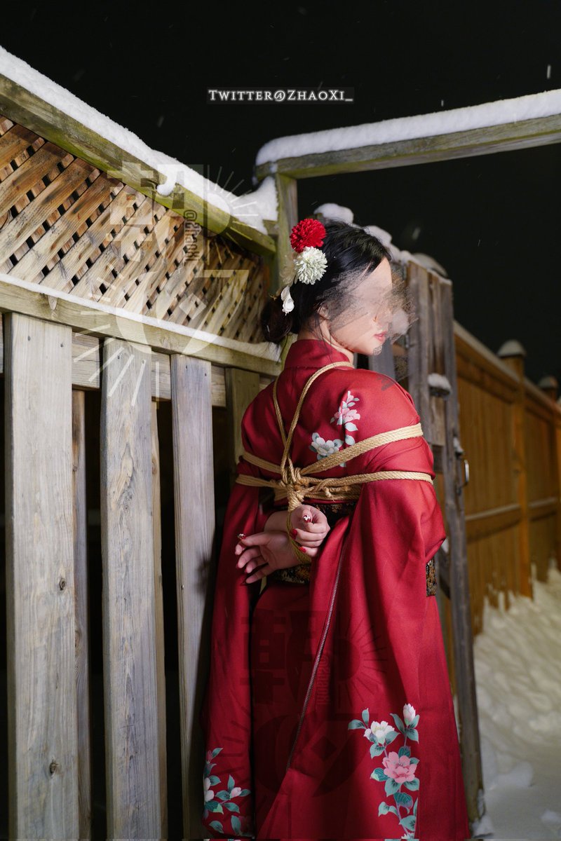 2025 新年快乐
雪天与和服更配哦——

过去的一年有一些挫折和摆烂，但也有玩到没有玩过的东西！希望新的一年更有意义，更好～

📷/🧶: <a href="/celerope/">麦麦</a> 
👩🏻: me
场外协助: <a href="/huachanotfacha/">花茶不是发茶🫧</a>