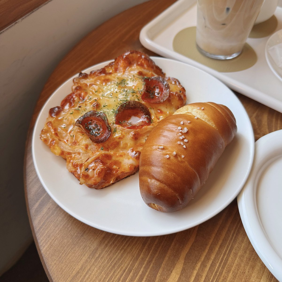 새해 첫날 엄마랑 카페 와서 빵 데이트 🥐