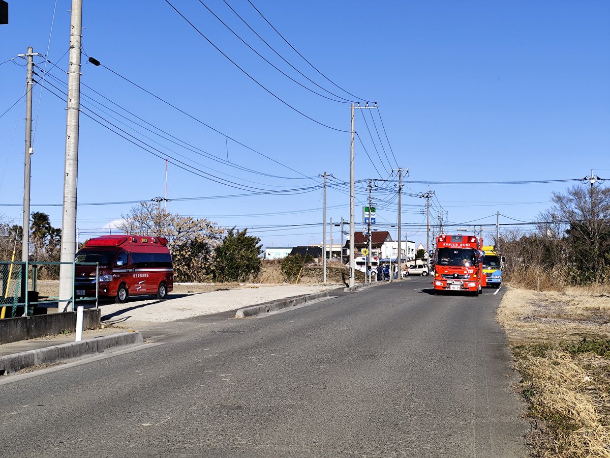 asrada's tweet photo. そして帰り道に事故に遭遇…アルファードがひっくり返ってるね…。皆様も運転にはお気をつけくださいまし。 https://t.co/SVVxOhXo00