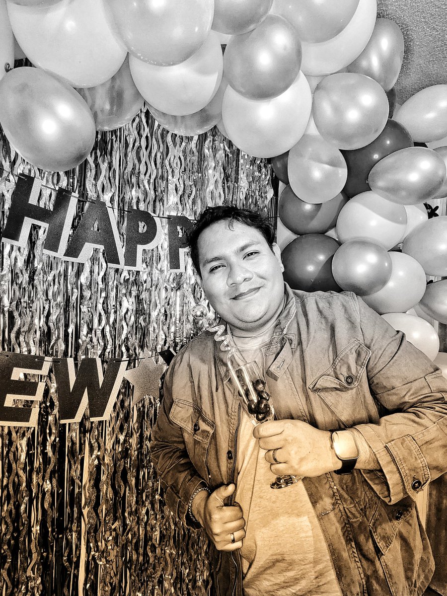 AxlBaeza's tweet photo. ¡Bye 2024, Welcome 2025! 🪩🕺

Este año fue especial, un nuevo hogar, amigos, familia y múltiples aventuras que tuvimos durante cada uno de estos meses. 😉

Les deseo a todos un excelente año nuevo, esperando tenerlos a todos a mi lado para hacer nuevas memorias. 🍻

XOXO. 💜 https://t.co/5ouL0NyA7S