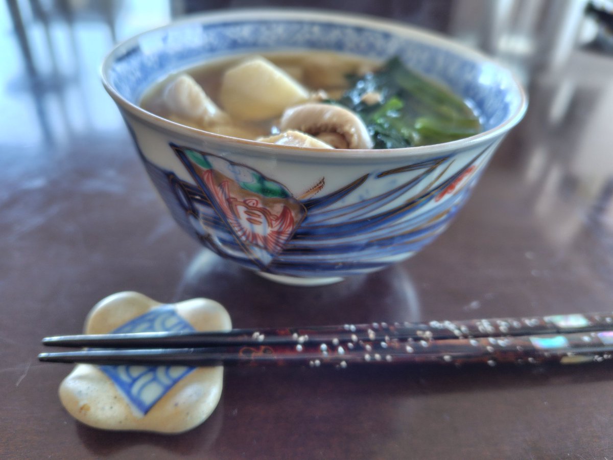 uumamasan's tweet photo. 1人だけど一応お雑煮食べる 今回は新潟風ではなく練馬の義母が作ってた鶏ベースのシンプル雑煮 でも器は実家から持ってきた骨董品の汁椀 #あら還 #保護猫と2人暮らし #孫より猫の方が可愛い #家飲み好き #猫好きさんと繋がりたい  #娘家族がインフル発症で来れなくて1人と1��のさみしい年末年始😢 https://t.co/60RDj7afnf