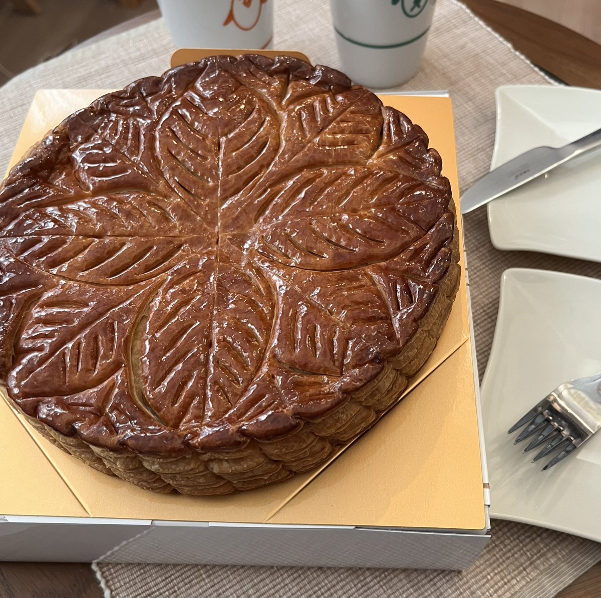 明けましておめでとうございます🎍
本年もよろしくお願い申し上げます🙇‍♀️
皆様にとってステキな年になりますように✨

ガレット・デ・ロワ
フェーヴ当たりました✨
幸運な一年になるよう成長目指して益々研鑽を積んで参ります🍀