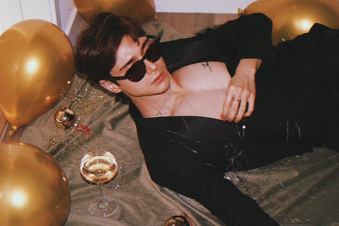 1 pic. My New Year&rsquo;s resolution is to be more like Kate Moss. https://t.co/zpJTq8I7y2