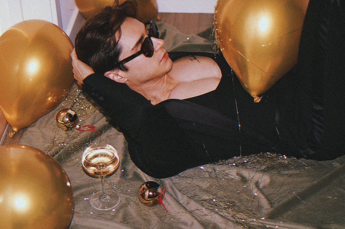 4 pic. My New Year&rsquo;s resolution is to be more like Kate Moss. https://t.co/zpJTq8I7y2