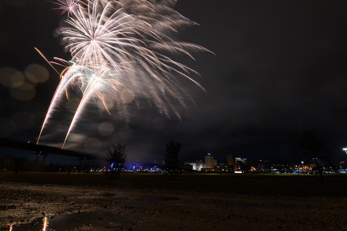 An absolutely stunning fireworks display graced the midnight sky over downtown Youngstown to ring in 2025. Happy New Year, everyone! 📸🎆🌃
