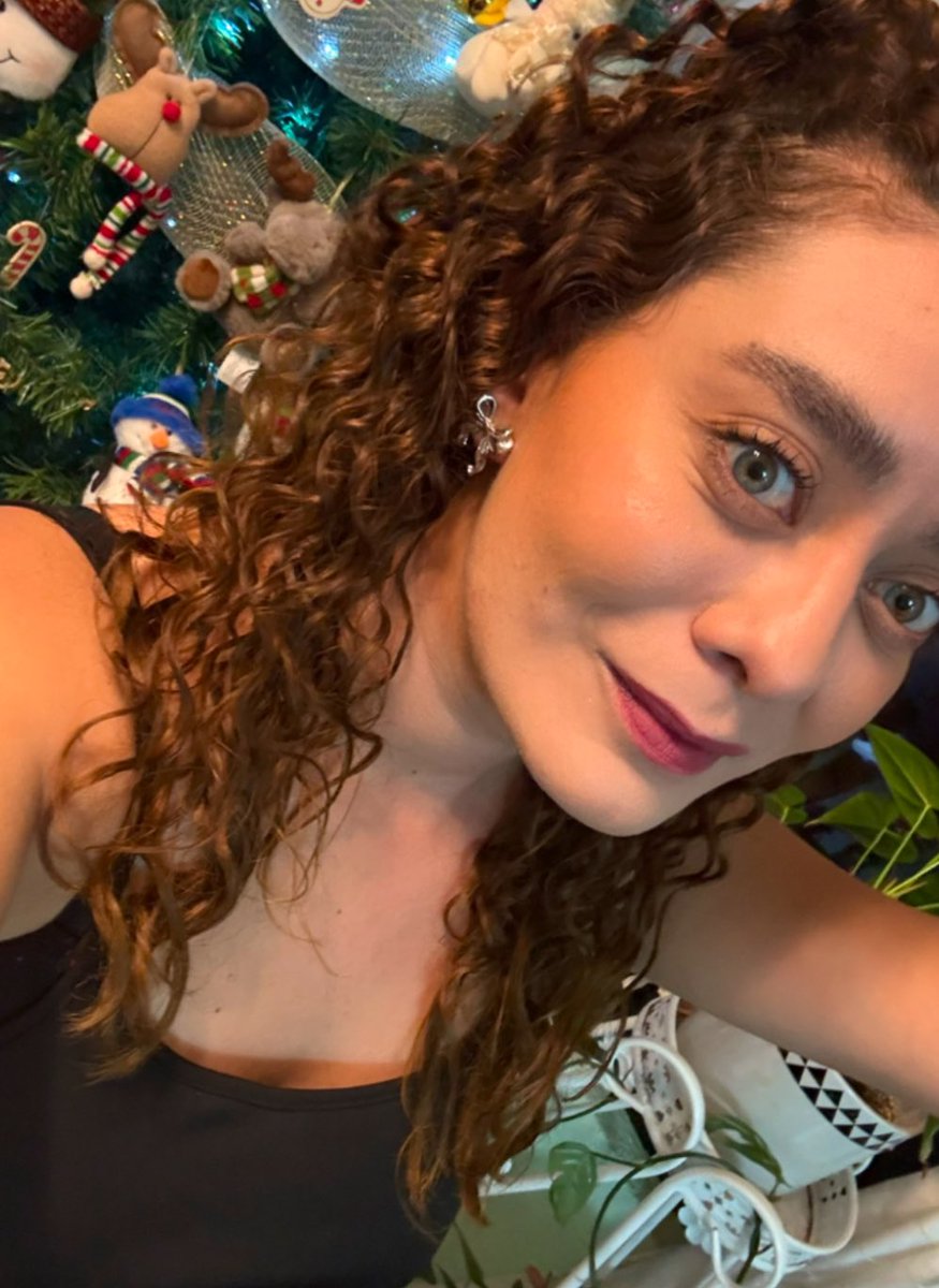 Adiós 2024, te llevas momentos que acariciaron mi alma y marcas que quedarán para siempre en mi corazón. Con una sonrisa y el corazón lleno, le guiño al 2025, lista para vivirlo con amor, magia y toda la actitud. ¡Que venga lo mejor! ✨ #Adiós2024 #Hola2025 #NuevosComienzos #Amor