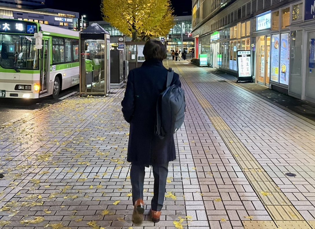 crossroad1026's tweet photo. 今年も宜しくお願いします。
富山に来てもう直ぐ4年。会社はそれなりに大きくなり昇格もした。
それでも多くの方が喜び社員が幸せかというと自信がない。
自分の知識や経験ノウハウを惜しみなく注ぎ込んだか…それもどうだろう。
身を切る事に対して簡単に折り合いをつけちゃいけない事だけは確かだ。 https://t.co/yI2hJyrQ1b