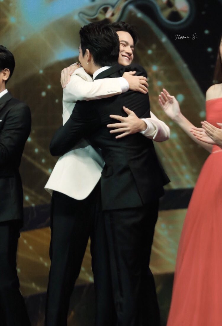 itsmekct2's tweet photo. ไม่รู้ปีไหนบ้าง แต่ #เจไอซ์ ไม่เคยเลิกกอดกัน คิดถึงพวกเตงนะ https://t.co/1waSJsones