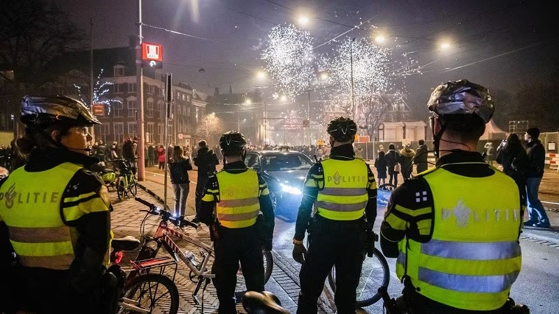 Politie blikt terug op rumoerige #jaarwisseling: brandstichting, vernieling, geweld, vuurwerkongevallen en honderden aanhoudingen. #politie #vuurwerkoverlast politie.nl/nieuws/2025/ja…