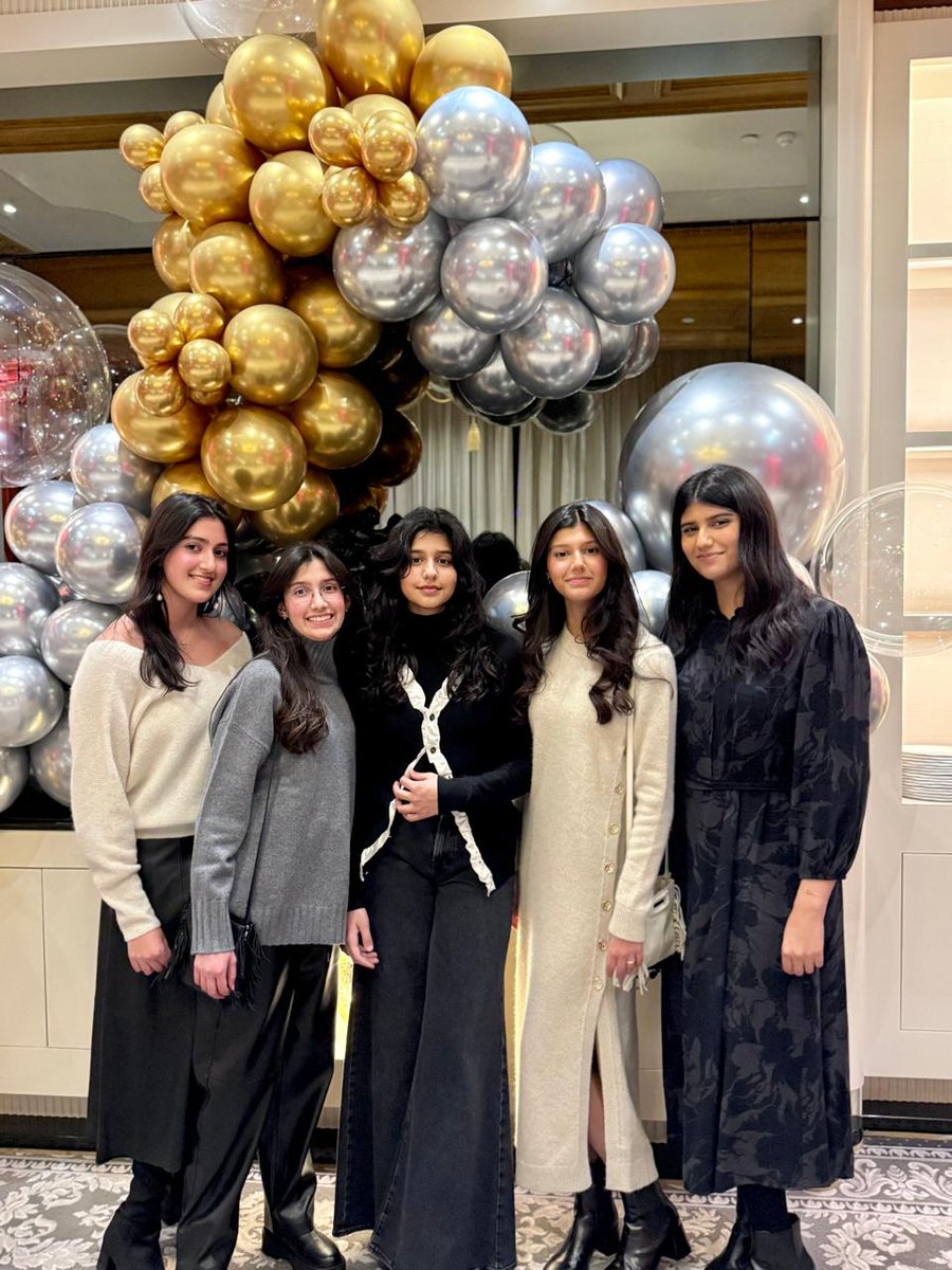 Alwaleed_Talal's tweet image. Happy new year to my 5
In our George 5, Paris
In the year 2025 🎆