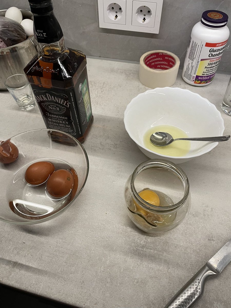 DiegitoQQQ's tweet image. Соус Провансаль:
- 0,5 ч. ложки горчицы
- 0,5 ч.л. сахара и соли
- 4 яйца обдать кипятком, разбить, ложкой взять только желтки.
Далее мешаем блендером и понемногу вливаем масло. У меня было оливковое ~150г,
Далее: о чудо, получается майонез, но у меня было 3 желтка = жиже.