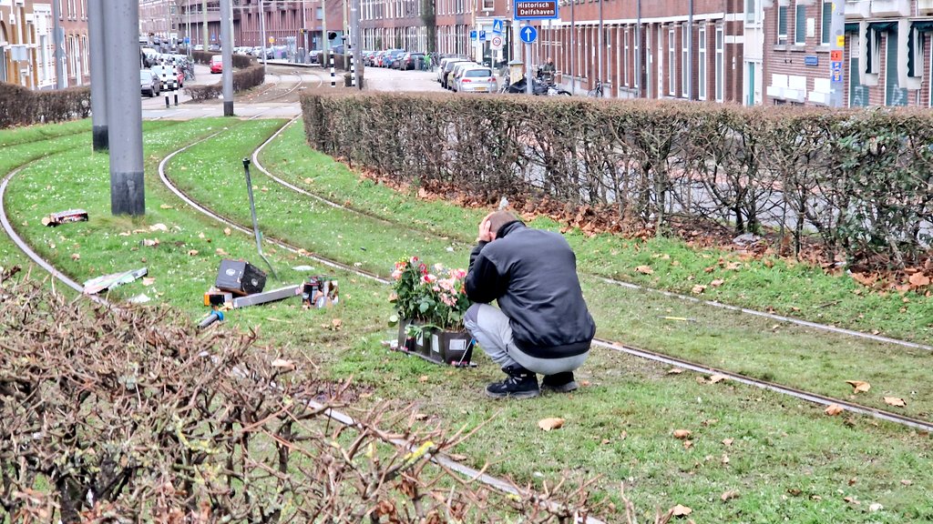 Keihard huilend...bij t monument....alles kwijt geraakt wat hem zo dierbaar is. #slachtoffer #vuurwerk #rotterdam Gisteravond kwam hier zijn broertje van 14 jaar om t leven. <a href="/RTV_Rijnmond/">Rijnmond</a>
