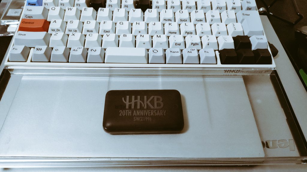 awanoiro's tweet image. 実はこんなん持ってます
【HHKB 20周年限定ルーフ】

確か当時Twitterで限定10名配布とかだったと思います
大切なキーボードを守るために大切にしています
#HHKB #PFU
#HappyHackingKeyboard