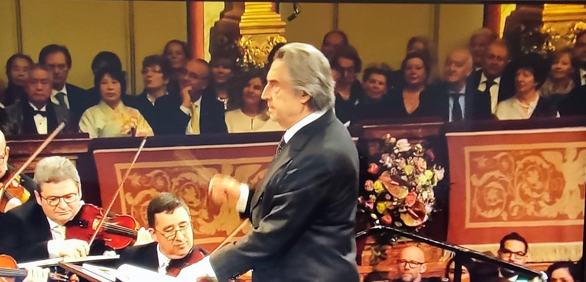Vacll's tweet photo. Empezando 2025 con el concierto de año nuevo, como cada año. Dirigido esta vez por Ricardo Muti con sus 83 años. Lo dirige por 7ma vez. Bicentenario del nacimiento de Johann Strauss hijo. https://t.co/ZruVohBrE7