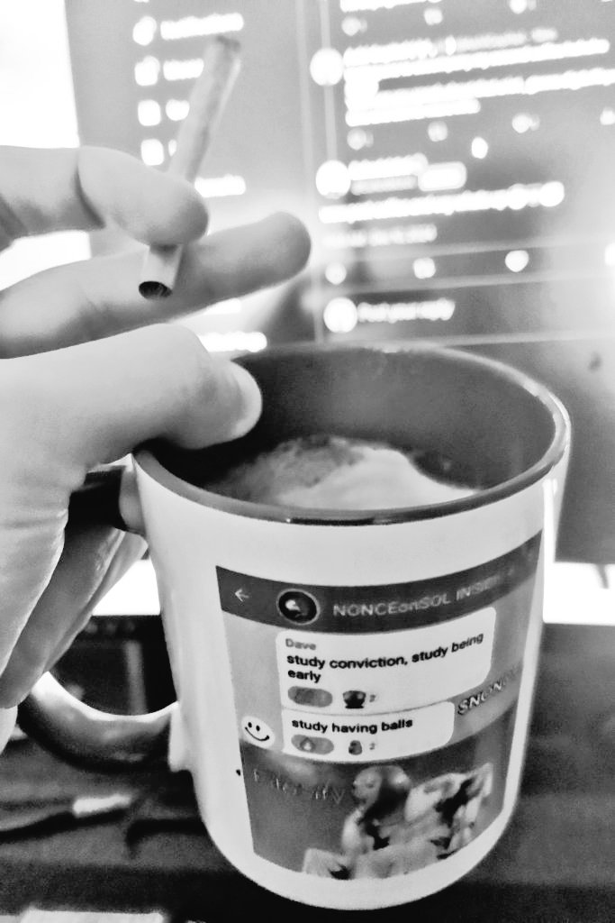 AshiCopitol's tweet image. GM GM 
☕🪇🖤

First day of January and 2025 , 

Keep Clicking