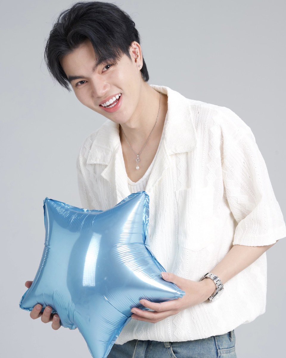 G_chuai's tweet photo. Happy New Year 2025 🎉🎊🎁

#gchuai #gchuchai
#StarforgeEntertainment https://t.co/C0nCWxFEFA