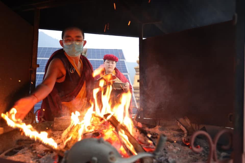 Drukpa's tweet photo. The nuns of Druk Amitabha Mountain lead the Smoke Puja this morning, starting off the last day’s programme of the Annual Drukpa Council.

#GyalwangDrukpa @Official__ADC 
#drukpa #drukpanuns #KungFuNuns #10ADC https://t.co/7TyYr4S9dY