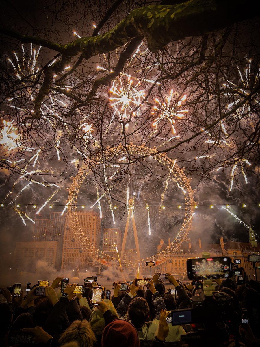 MehtabHusayn's tweet photo. New Year's under London's glow, 2025's here, let's go! Here's to making memories that shine brighter than these fireworks. 

#HappyNewYear2025 #LondonFireworks #NewYear2025 #Welcome2025 https://t.co/wFJaq79HuO