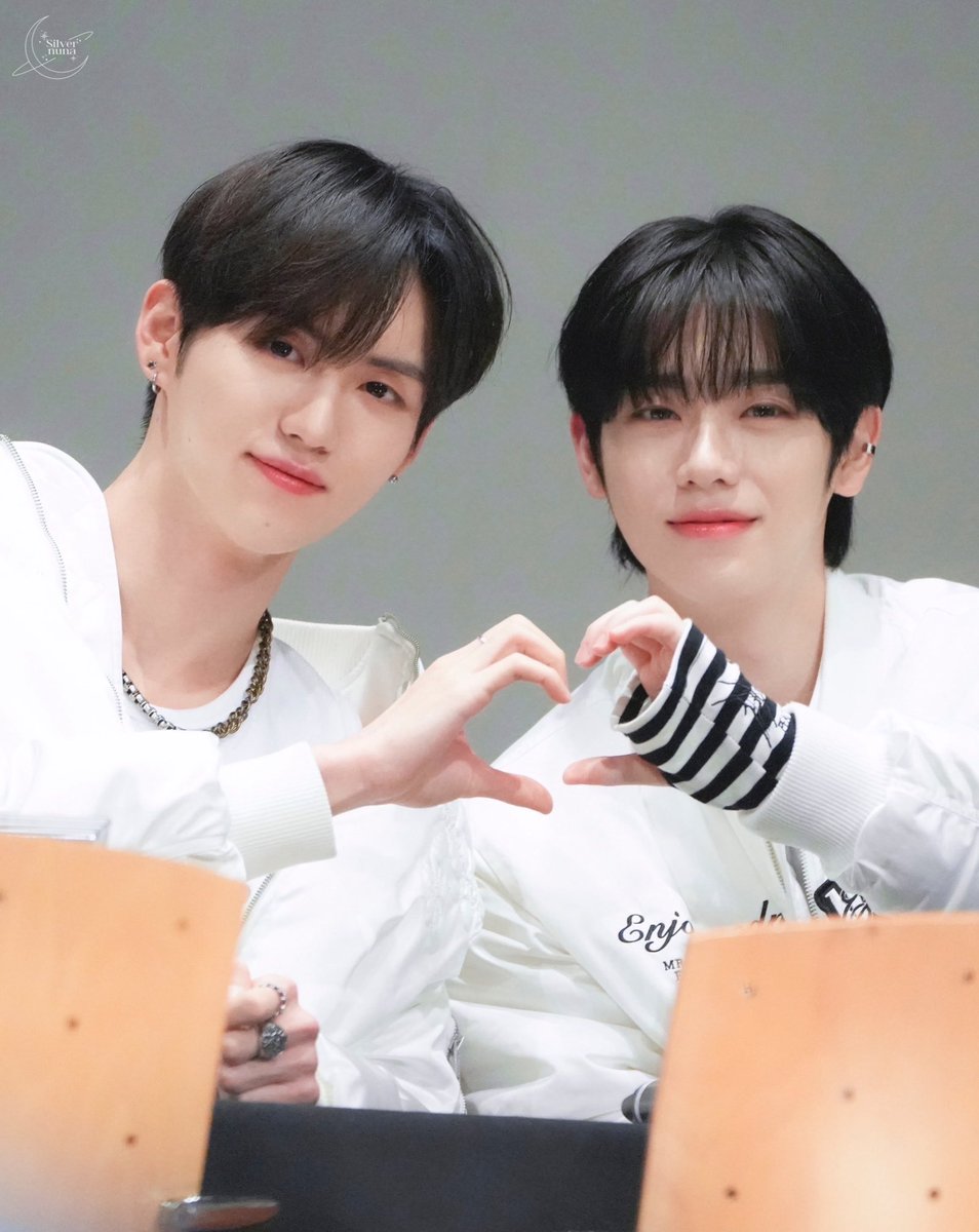 Silver_nuna's tweet photo. 241225 올리브영

🤍 Happy New Year 🤍

₍₍ ( ๑॔˃̶◡˂̶๑॓)◞♡(⁰ ◍•ᴗ•◍)♡ ✧*

#이펙스 #EPEX #금동현 #KEUM #예왕 #YEWANG https://t.co/jIzqj5gpwL