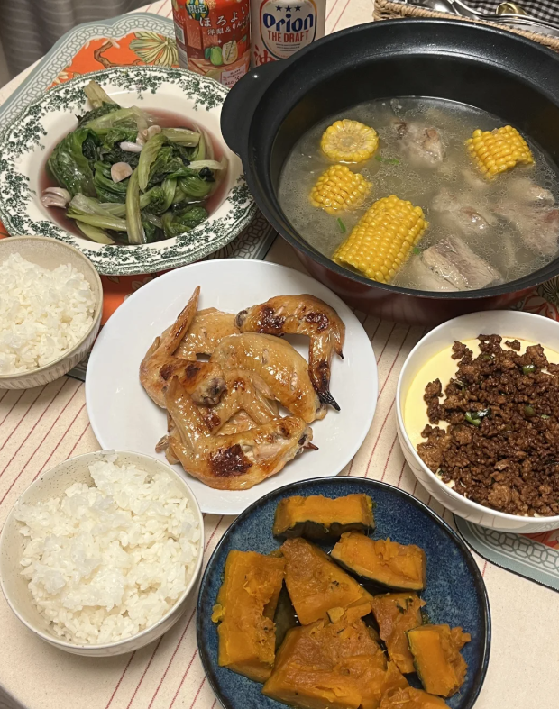 皆さん、明けましておめでとうございます✨🎉
今年は母と一緒に三重県で過ごしました。母は私が好きな料理を作ってくれました！~😊