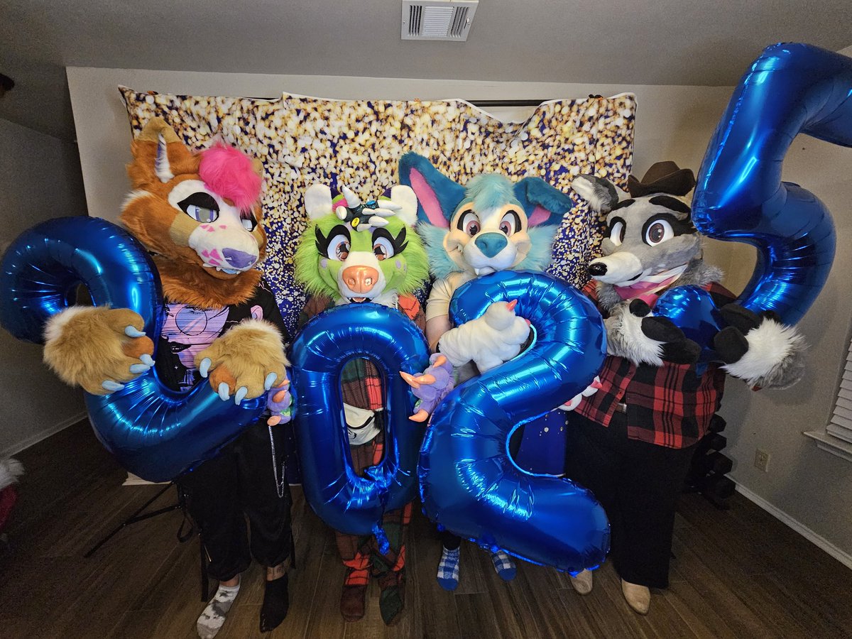 Buttonsthehedge's tweet photo. Happy New Year! https://t.co/jAW1LbipP4