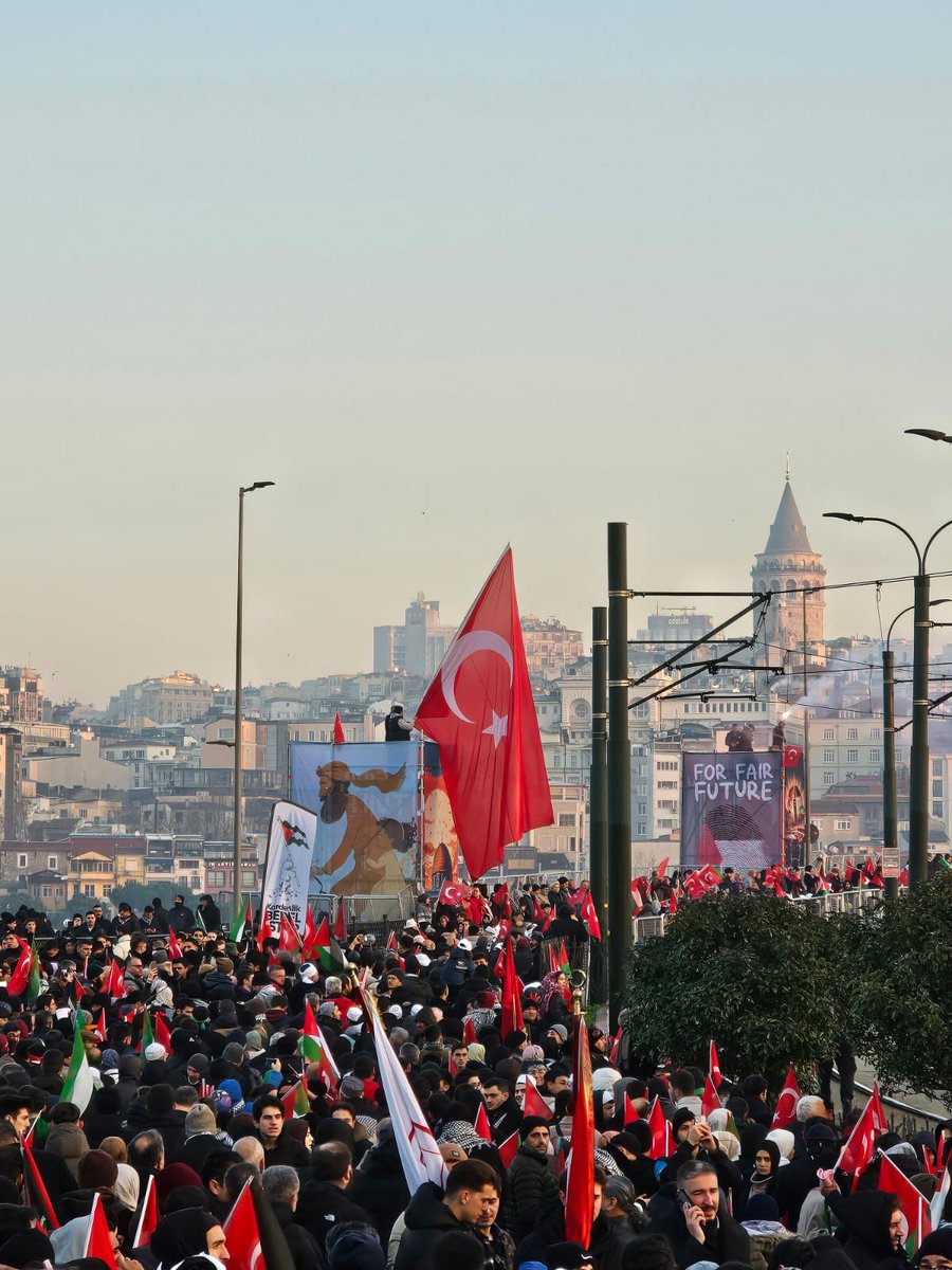iycgenelmerkez's tweet photo. Dün Ayasofya, bugün Emevi, yarın Aksa... Galata Köprüsü'nden Dünya'ya bir mesaj var! 
#BirGüneşDoğuyor https://t.co/8oPTHQsISV