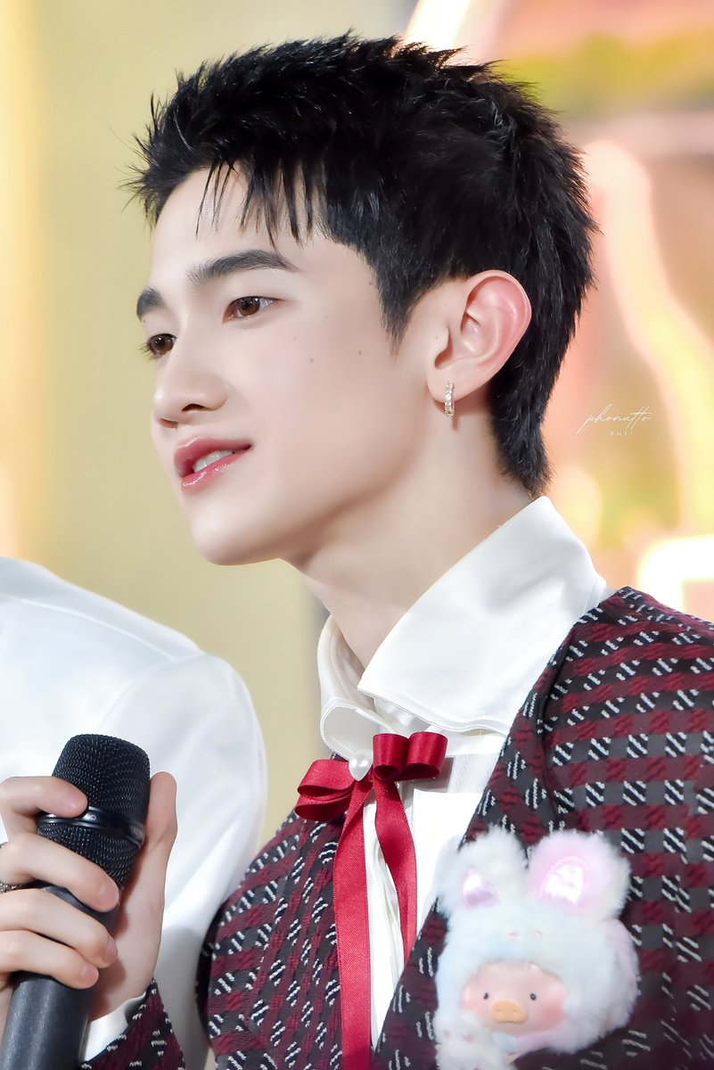 real_pntt's tweet photo. คือพี่ภาสหล่อจริงงง พส. จะอยู่ยังไง นี่���พิ่ง 15 เองนะยังหล่อขนาดนี้ โอ้โหหห 

FRIDAYMERCH PICK UP DAY
#FDPickUPDay3
#ProgressPassawish 
@___progresss___ https://t.co/FXHfFQ7AqL